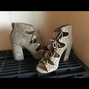 Lace-up cutout beige high-heels.